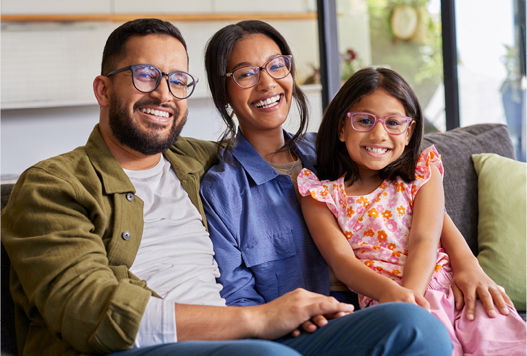 Família com dois filhos pequenos